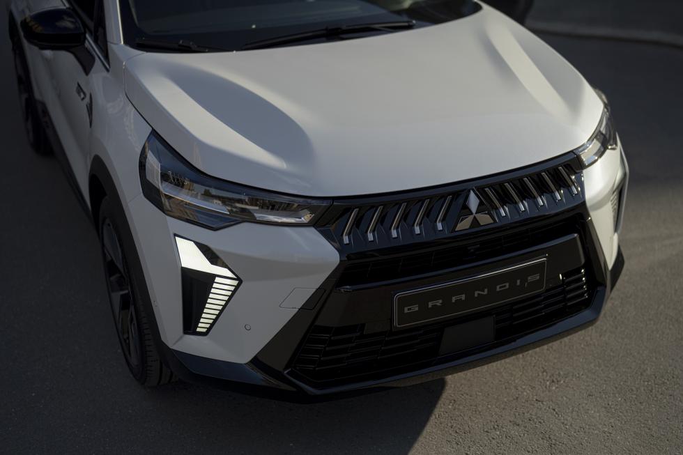 Νέο Mitsubishi Grandis: Υβριδικό Renault Symbioz με σήματα της Mitsubishi